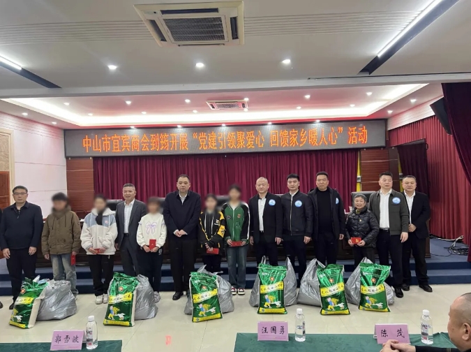 万云树回馈家乡